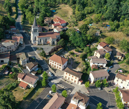 Vue aérienne du coeur du bourg d'Escoutoux