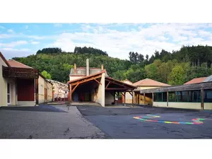Photo cour de l'&eacute;cole d'Escoutoux