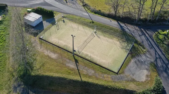 vue a&eacute;rienne terrain tennis Escoutoux