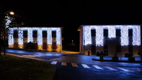 Photo de nuit des d&eacute;corations de No&euml;l sur le b&acirc;timent de la mairie et son annexe